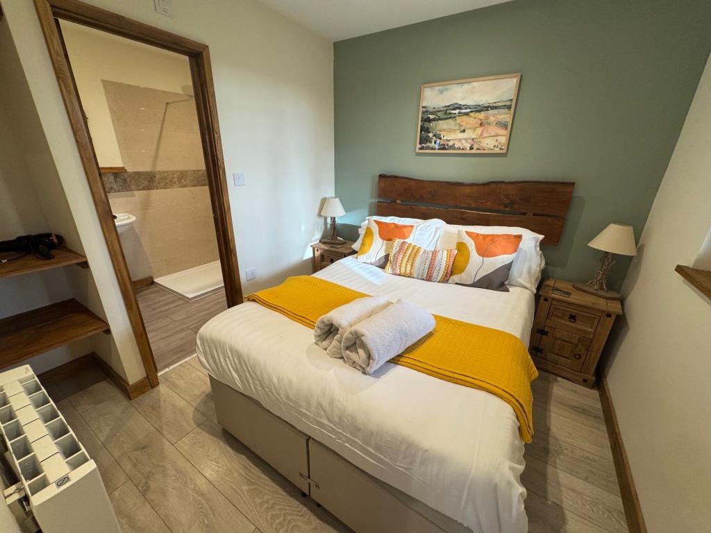 Lot: 43566 - COUNTRY ESTATE COMPRISING 5 BEDROOM MANOR HOUSE, WEDDING VENUE WITH 7 BEDROOM HOUSE, 6 ECO LODGES, 5 COTTAGES, 2 TENNIS COURTS, WORKSHOP AND ANCILLARY ACCOMMODATION - SET IN OVER 20 ACRES - Squirrel Lodge-bedroom